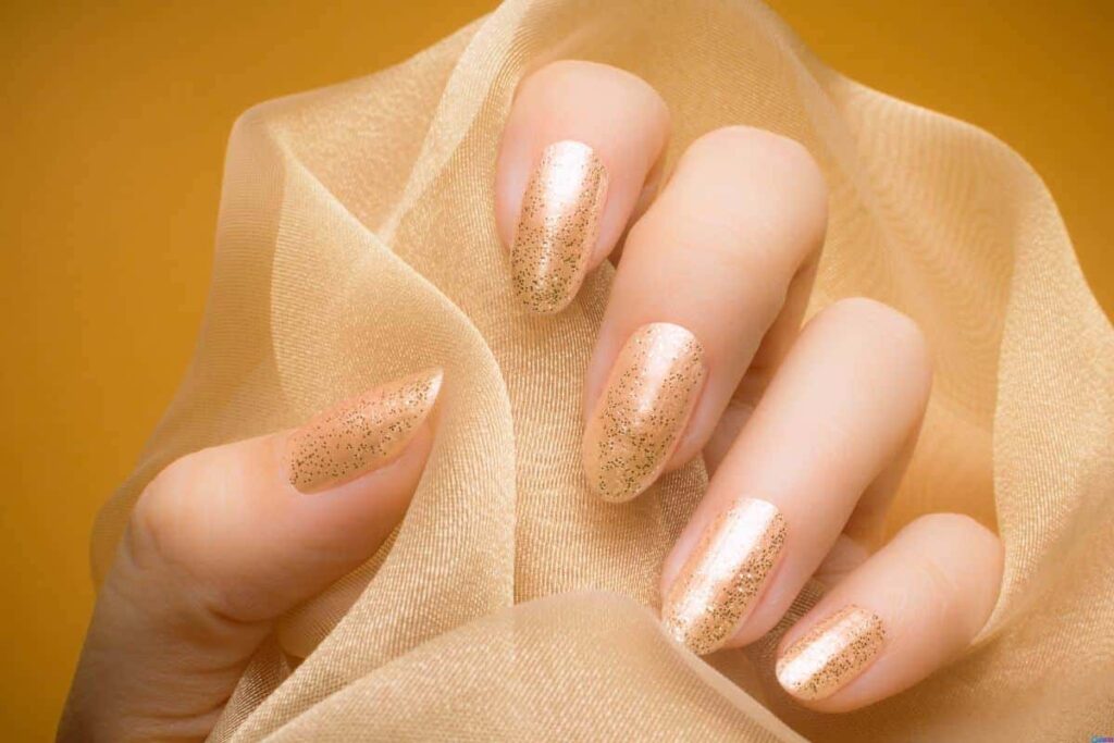 Unha em gel com glitter: truque fácil para um look delicado