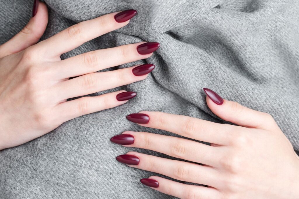 Unha marsala decorada: a escolha chique para variar no dia a dia Unha marsala decorada