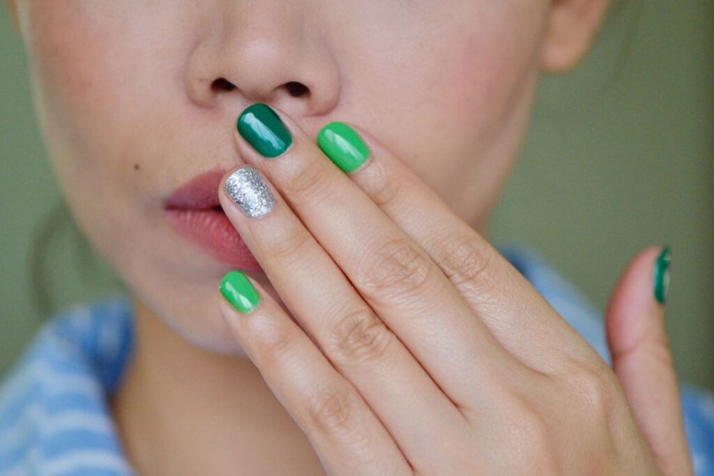 Unha neon decorada: um jeito fácil de sair do básico