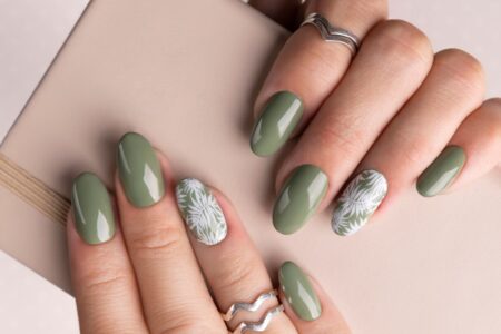 Unha verde oliva decorada: uma escolha chique e fácil de amar Unha verde oliva decorada