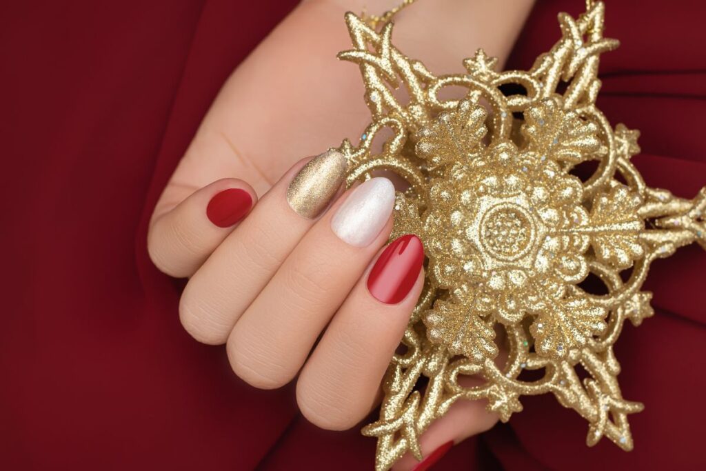 Unha vermelha com folha de ouro: ideia fácil para arrasar Unha vermelha com folha de ouro