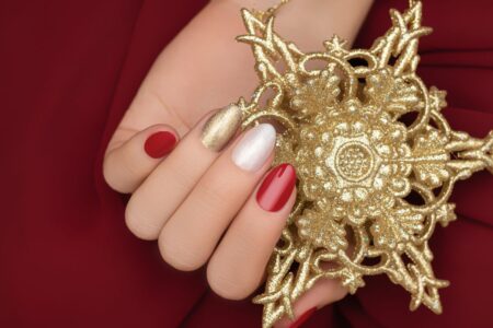 Unha vermelha com folha de ouro: ideia fácil para arrasar Unha vermelha com folha de ouro