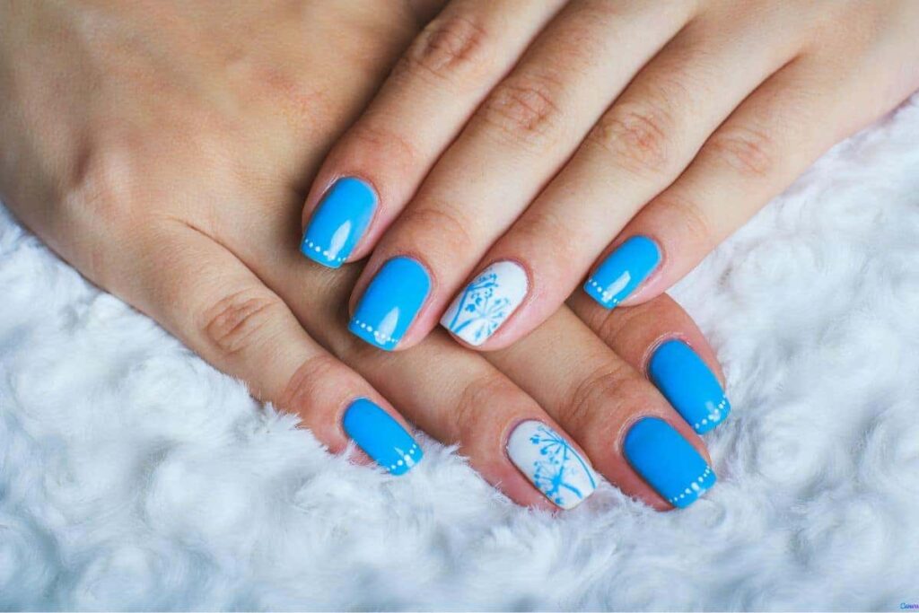Unhas azul claro com branco: delicadeza que combina com tudo