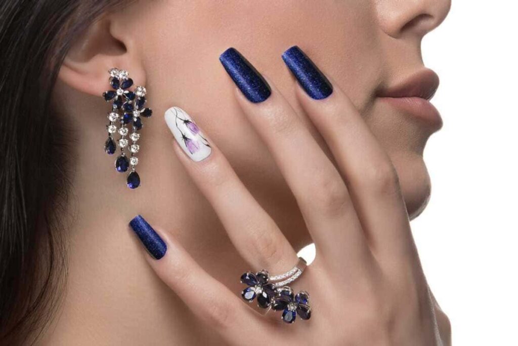 Unhas azul com glitter: por que tanta gente está amando essa tendência? Unhas azul com glitter: por que tanta gente está amando essa tendência?
