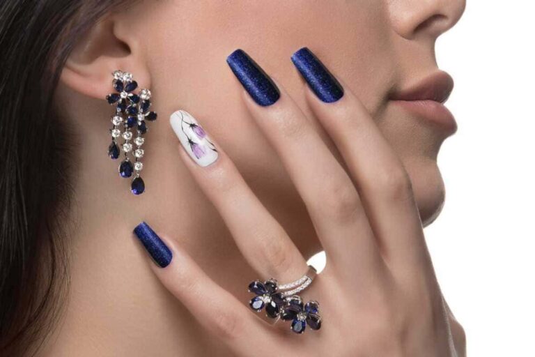 Unhas azul com glitter: por que tanta gente está amando essa tendência?
