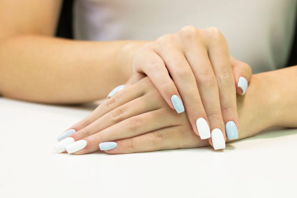 Unhas azul e branco: ideias lindas para sair do básico Unhas azul e branco