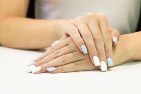 Unhas azul e branco