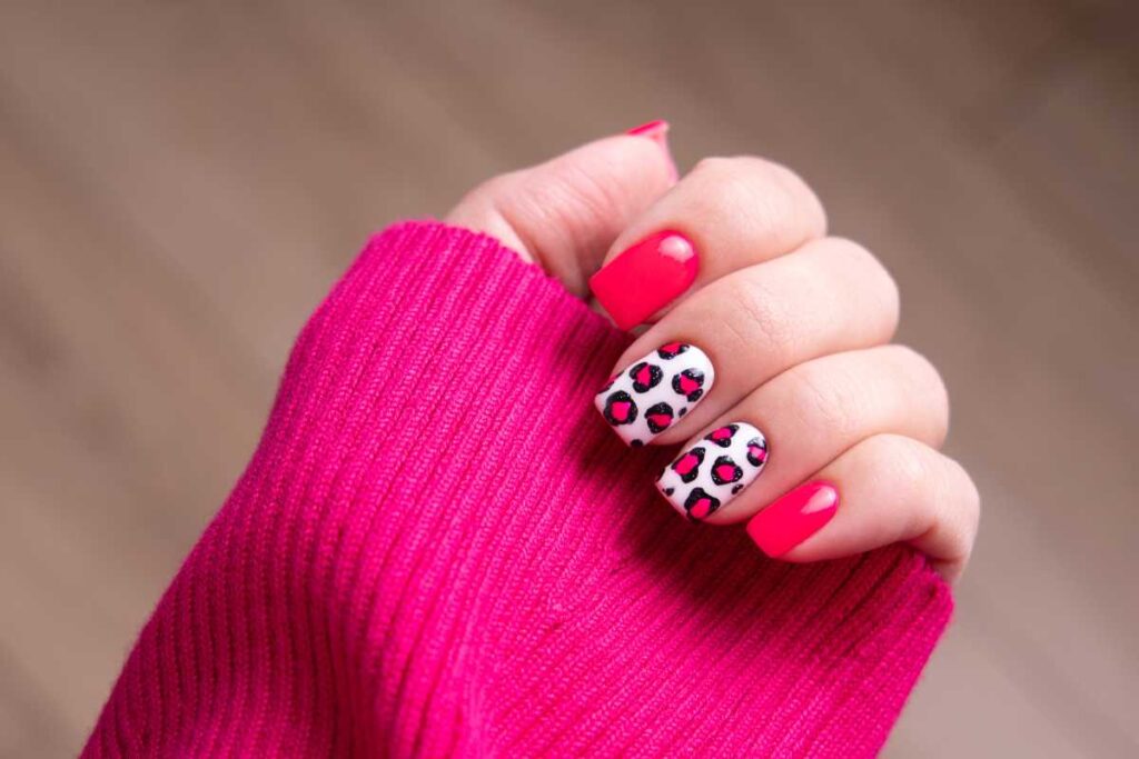 Unhas com estampa de onça para dar um toque ousado no visual Unhas com estampa de onça