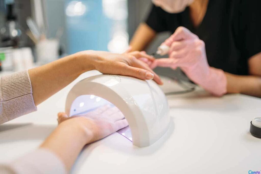 Unhas francesinhas perfeitas em casa: veja o truque fácil Unhas francesinhas perfeitas em casa: veja o truque fácil