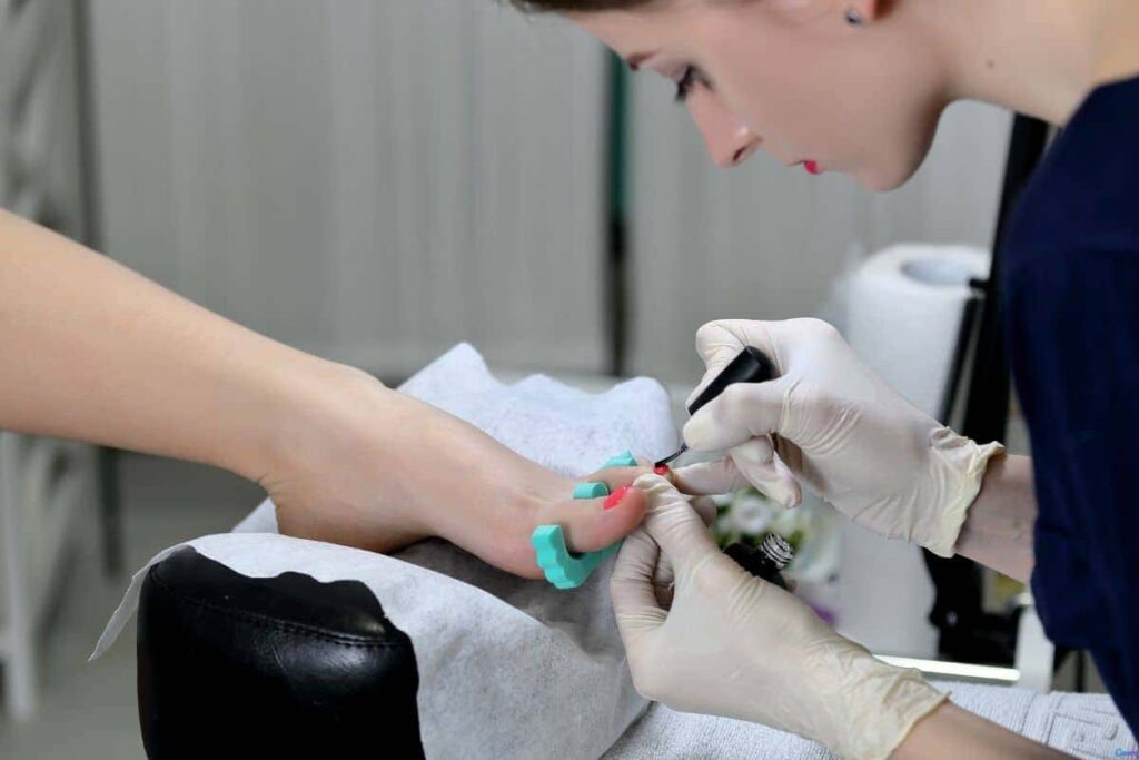 Unhas francesinhas vermelhas com glitter para sair do básico Unhas francesinhas vermelhas com glitter para sair do básico