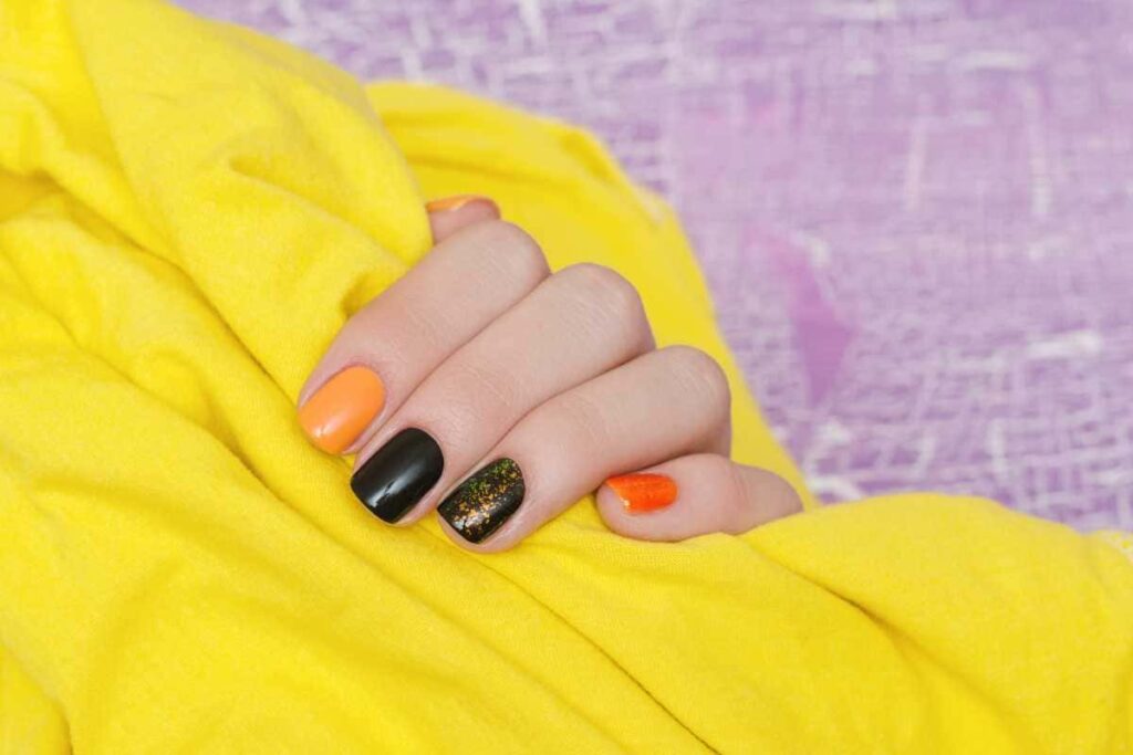 Unhas laranja com preto: dica para quem quer sair do básico Unhas laranja com preto: dica para quem quer sair do básico