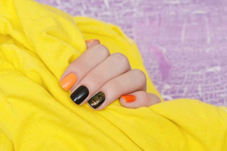 Unhas laranja com preto: dica para quem quer sair do básico