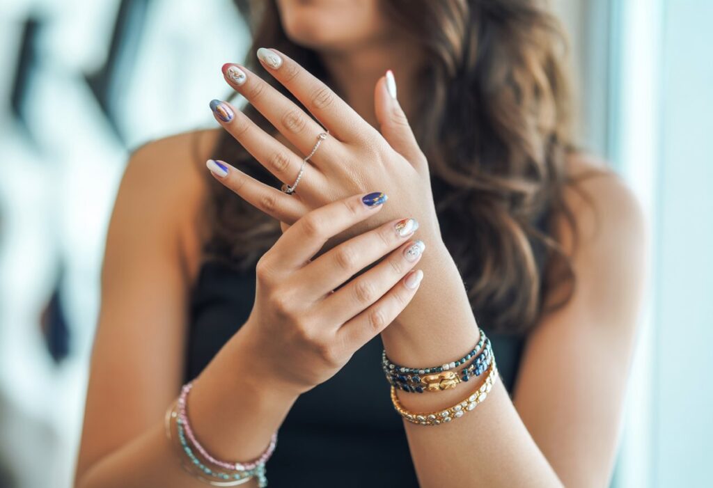 Unhas que combinam com pulseiras