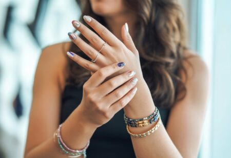 Unhas que combinam com pulseiras: inspirações para criar um visual mais dinâmico e moderno Unhas que combinam com pulseiras