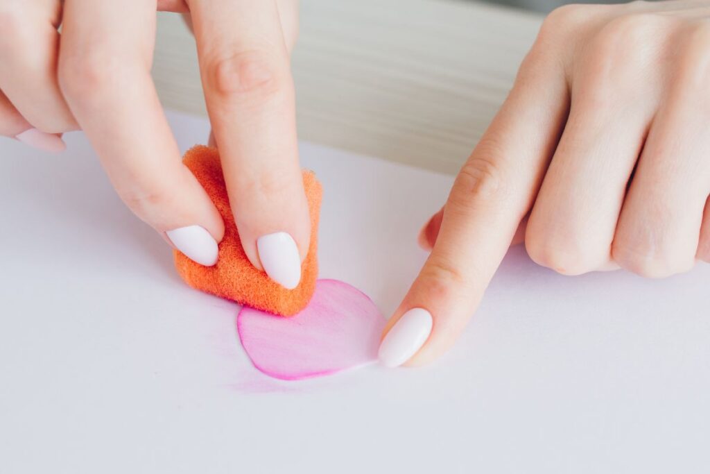 Dicas fáceis para fazer unha decorada com esponja em casa unha decorada com esponja