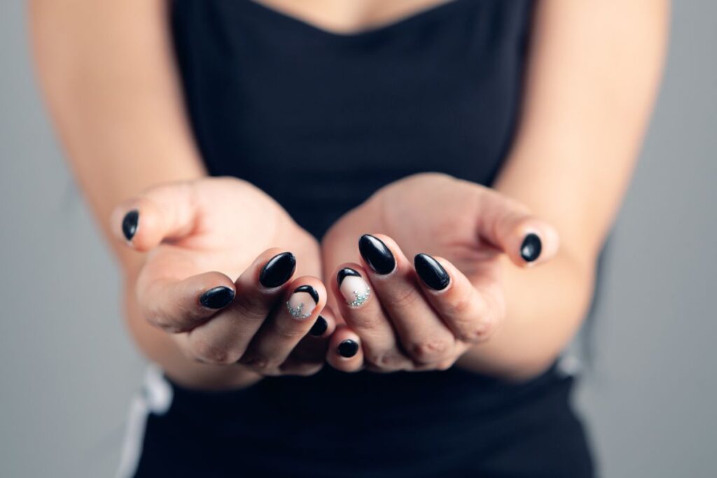 Como fazer unha decorada de preto que combina com tudo unha decorada de preto