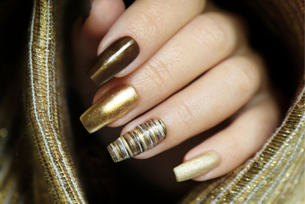 Como fazer unha decorada dourada que parece luxo fácil unha decorada dourada