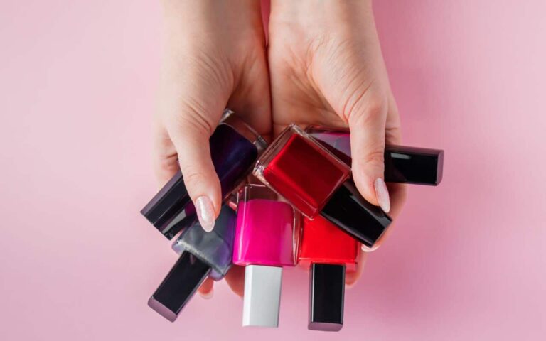 6 esmaltes curingas para deixar seus pés sempre estilosos