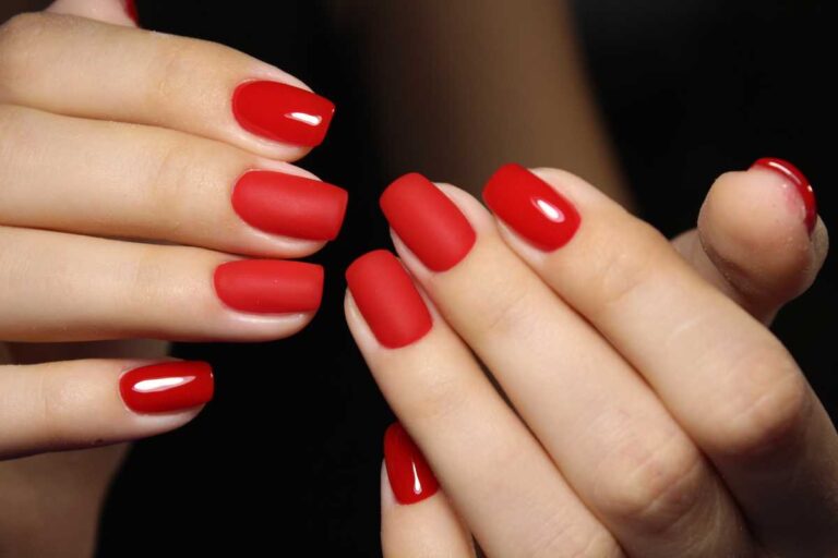 A cor que virou tendência entre as manicures em julho