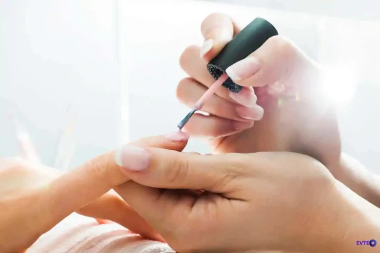 Como faço meu esmalte durar mais sem descascar rápido