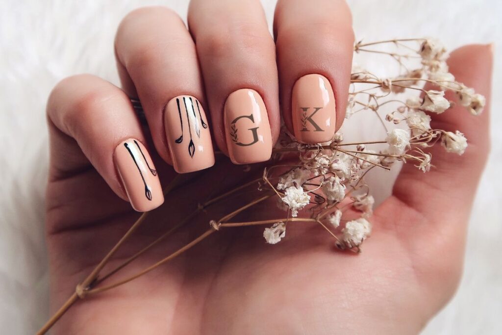 Como fazer unha decorada com letra de um jeito simples e lindo Como fazer unha decorada com letra de um jeito simples e lindo