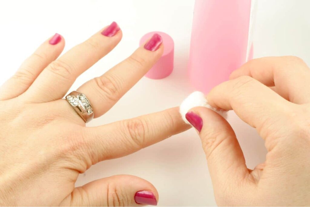 Como tirar esmalte escuro sem manchar os dedos