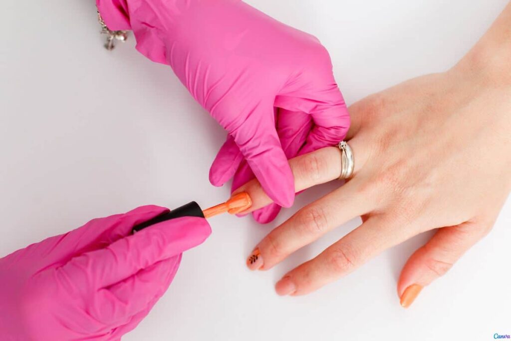 Descobri jeitos fáceis de decorar as unhas sem saber desenhar