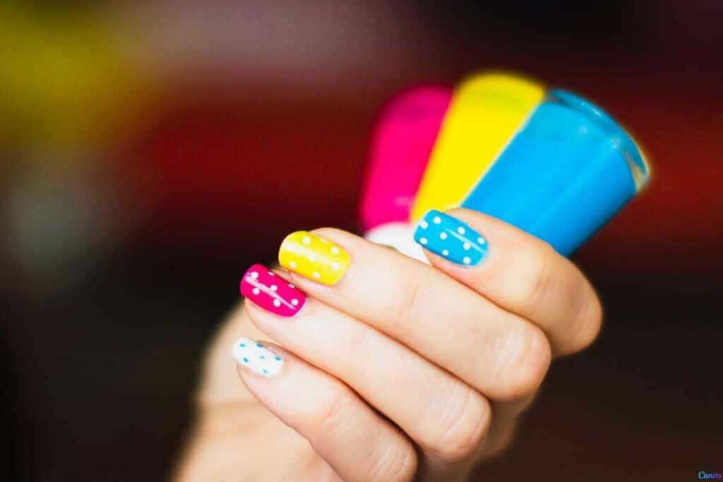 Esmalte colorido: como acertar sem medo de errar no look Esmalte colorido: como acertar sem medo de errar no look