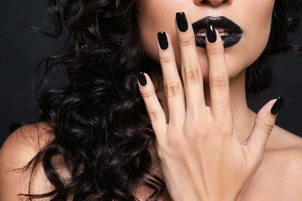 Esmalte preto: meu truque para me sentir incrível mesmo na pressa Esmalte preto: meu truque para me sentir incrível mesmo na pressa