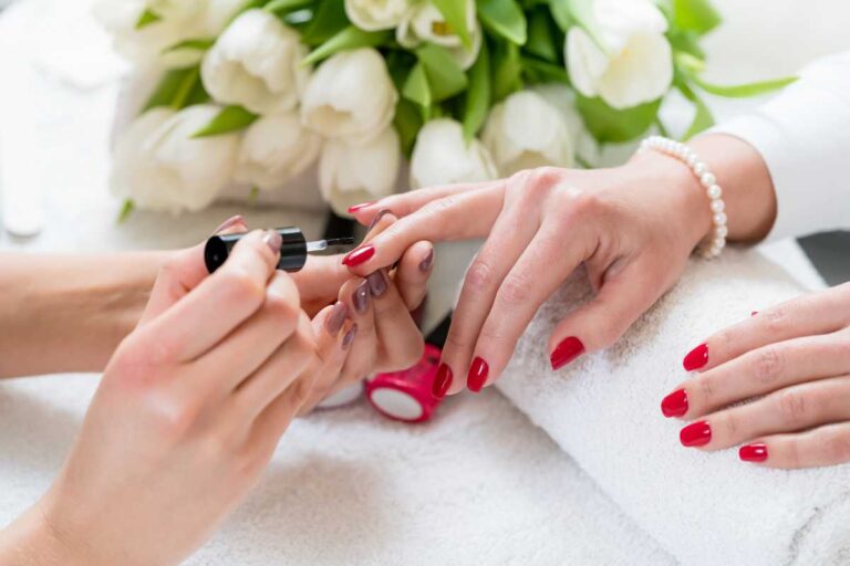 Esmaltes para mães que querem unhas lindas sem esforço