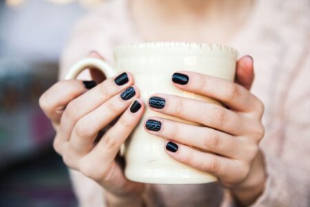 Preta e cheia de estilo: ideias de unha em gel decorada Preta e cheia de estilo