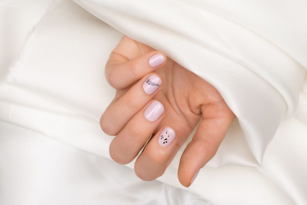 Unha decorada: veja a letra da música que todo mundo comenta Ideias de unha decorada com tema musical pra quem ama música