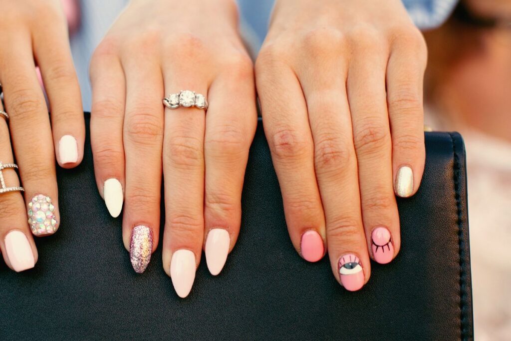 Unha com olho grego rosa: proteção cheia de charme para o dia a dia Unha com olho grego rosa