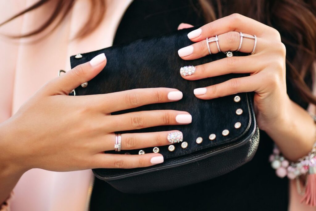 Unha decorada com joia: truques para deixar seu visual mais elegante Unha decorada com joia