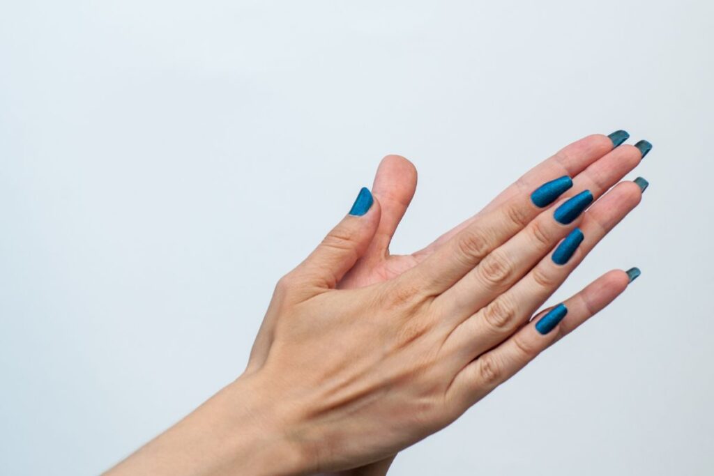 Unha em gel azul: ideias lindas para sair do básico Unha em gel azul