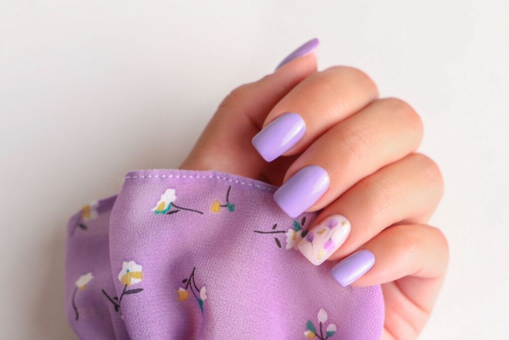 Unha lilás decorada: a escolha perfeita para sair do básico Unha lilás decorada