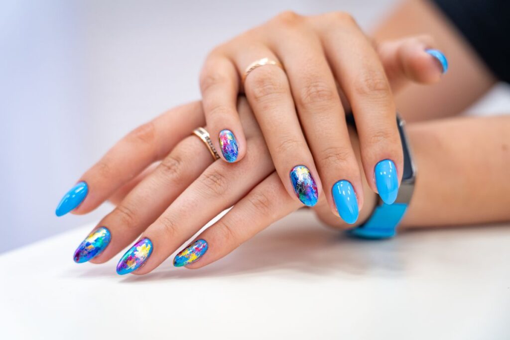 Unhas azuis decoradas: ideias lindas para fugir do básico
