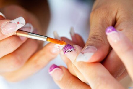 Unhas cromadas no dia a dia: como usar sem errar Unhas cromadas no dia a dia: como usar sem errar