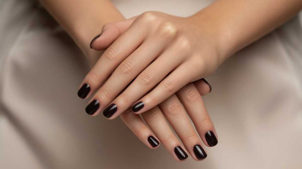 Unhas curtas e escuras: truques fáceis para um visual elegante