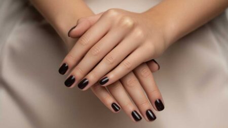 Unhas curtas e escuras: truques fáceis para um visual elegante