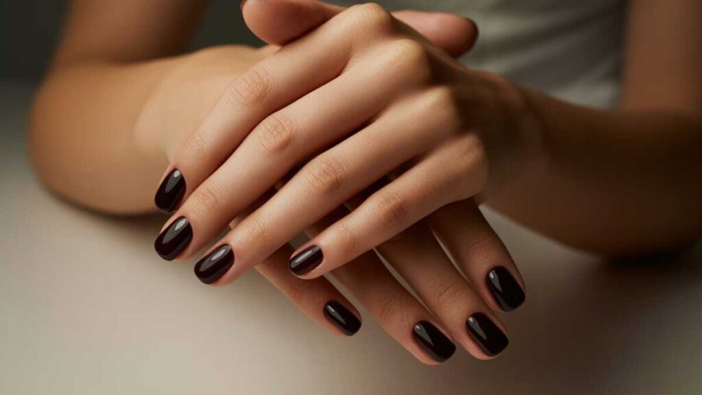 Unhas curtinhas e escuras: o segredo para um visual elegante Unhas curtinhas e escuras: o segredo para um visual elegante