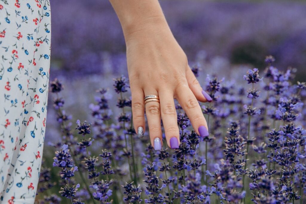 Unhas lavanda: delicadeza para quem ama um toque suave Unhas lavanda