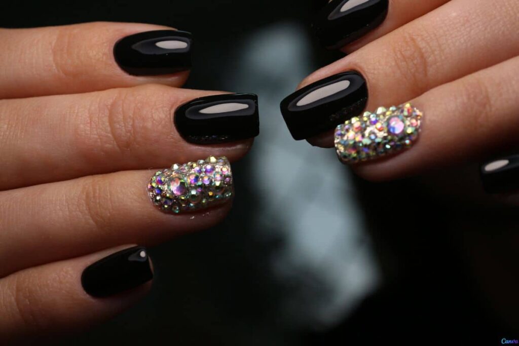 Unhas mais elegantes em minutos usando joias adesivas Unhas mais elegantes em minutos usando joias adesivas