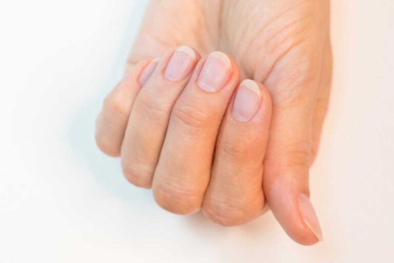 Como fazer unhas crescerem mais rápido usando óleo natural