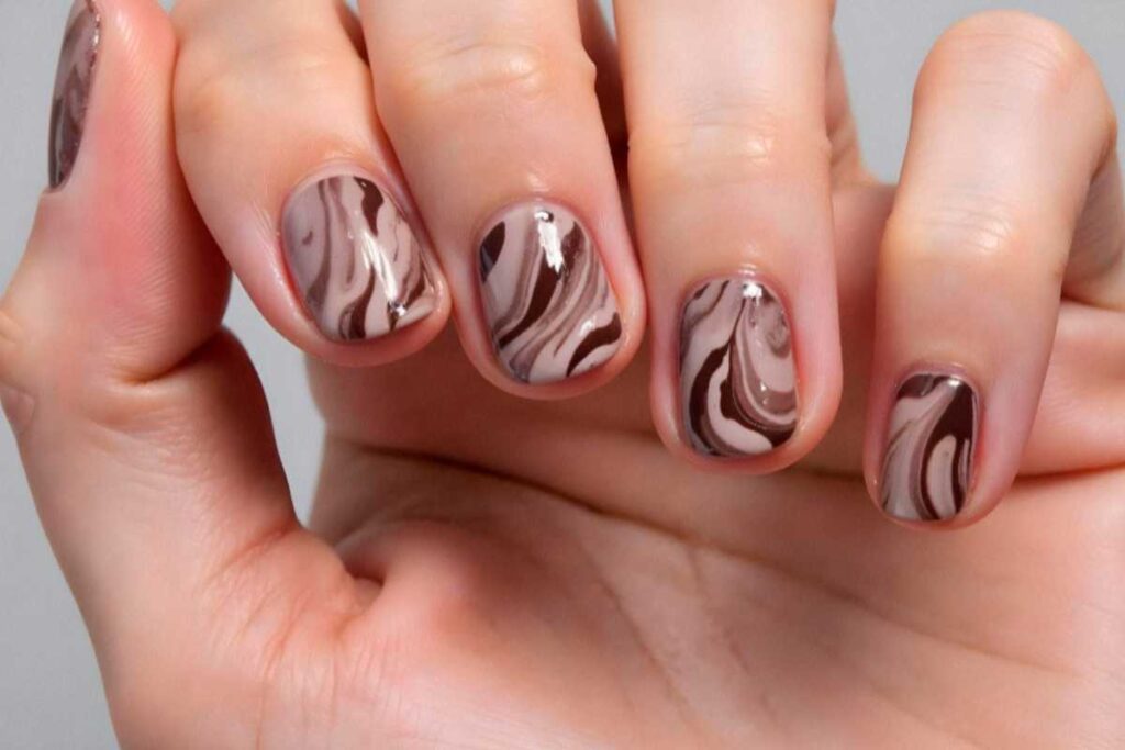 Como fazer unhas marmorizadas sem ir ao salão