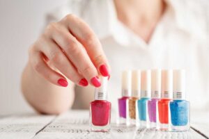 Cores de esmalte que fazem as mãos parecerem mais finas