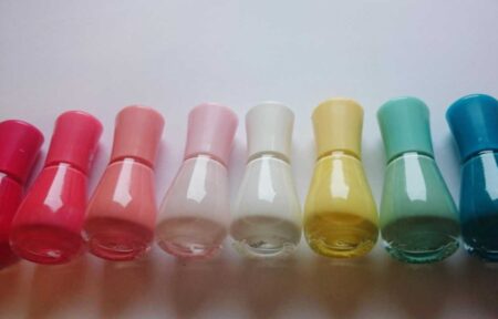 Cores de esmalte que rejuvenescem instantaneamente Cores de esmalte que rejuvenescem instantaneamente