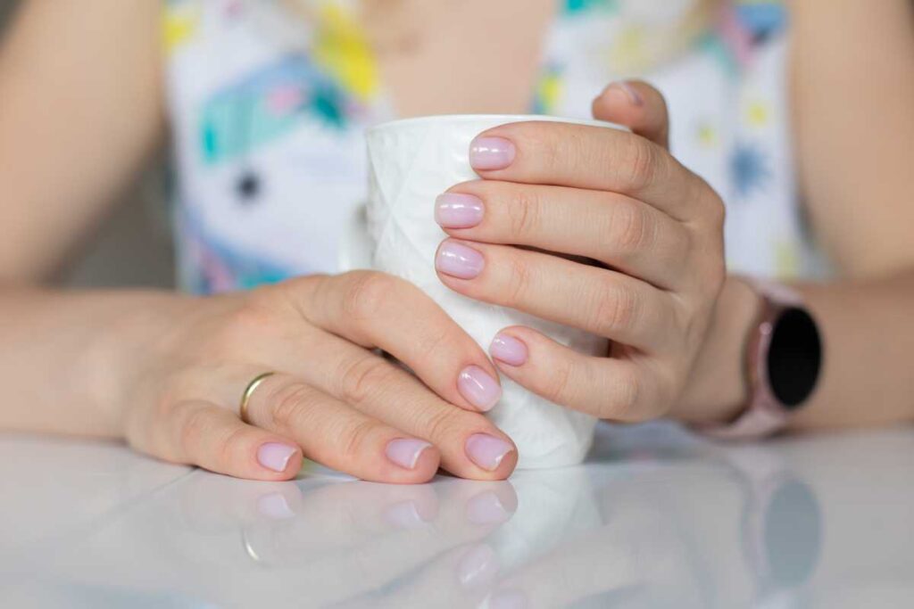 Hábito diário que fortalece as unhas naturalmente