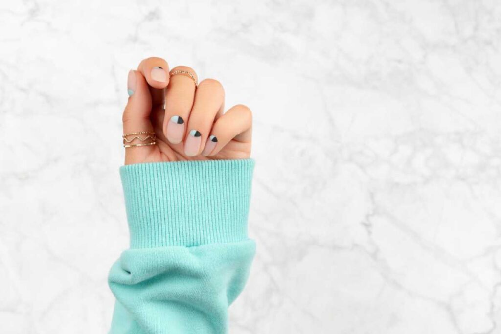 Modelos de unhas minimalistas que estão em alta
