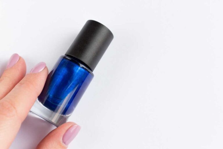 O esmalte azul que valoriza todos os tons de pele